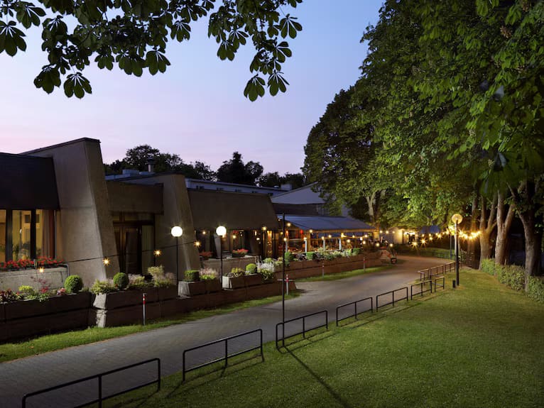 Hôtel Parc Belle-Vue and its lit terrace in the evening